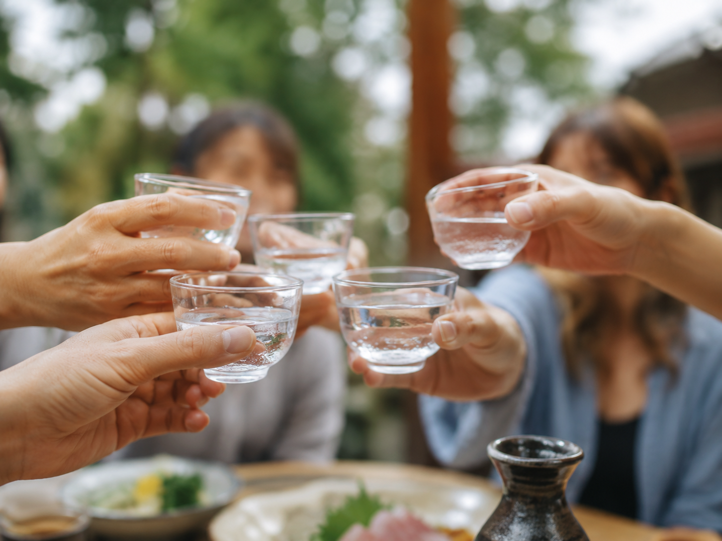 日本酒を楽しむ人たち